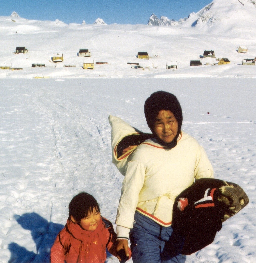 Asta Jonathansen met kleinzoon Aron in de amaut, links kleindochter Eliza. Oost-Groenland 1985