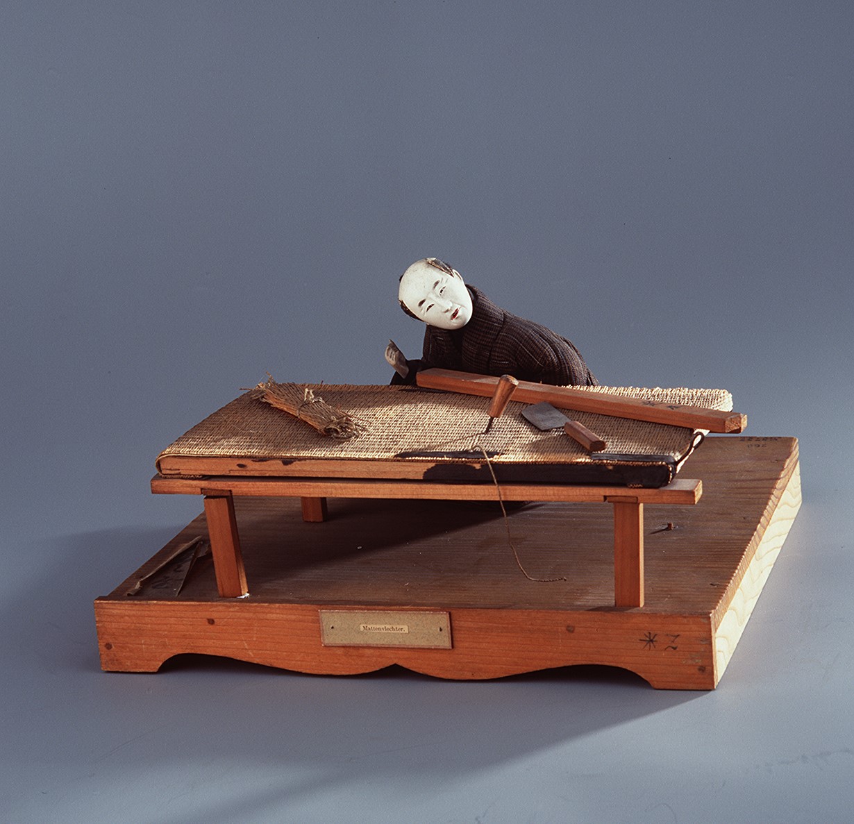 Model van een tatami maker met gereedschappen die bij zijn vak horen, uit ca. 1820. 