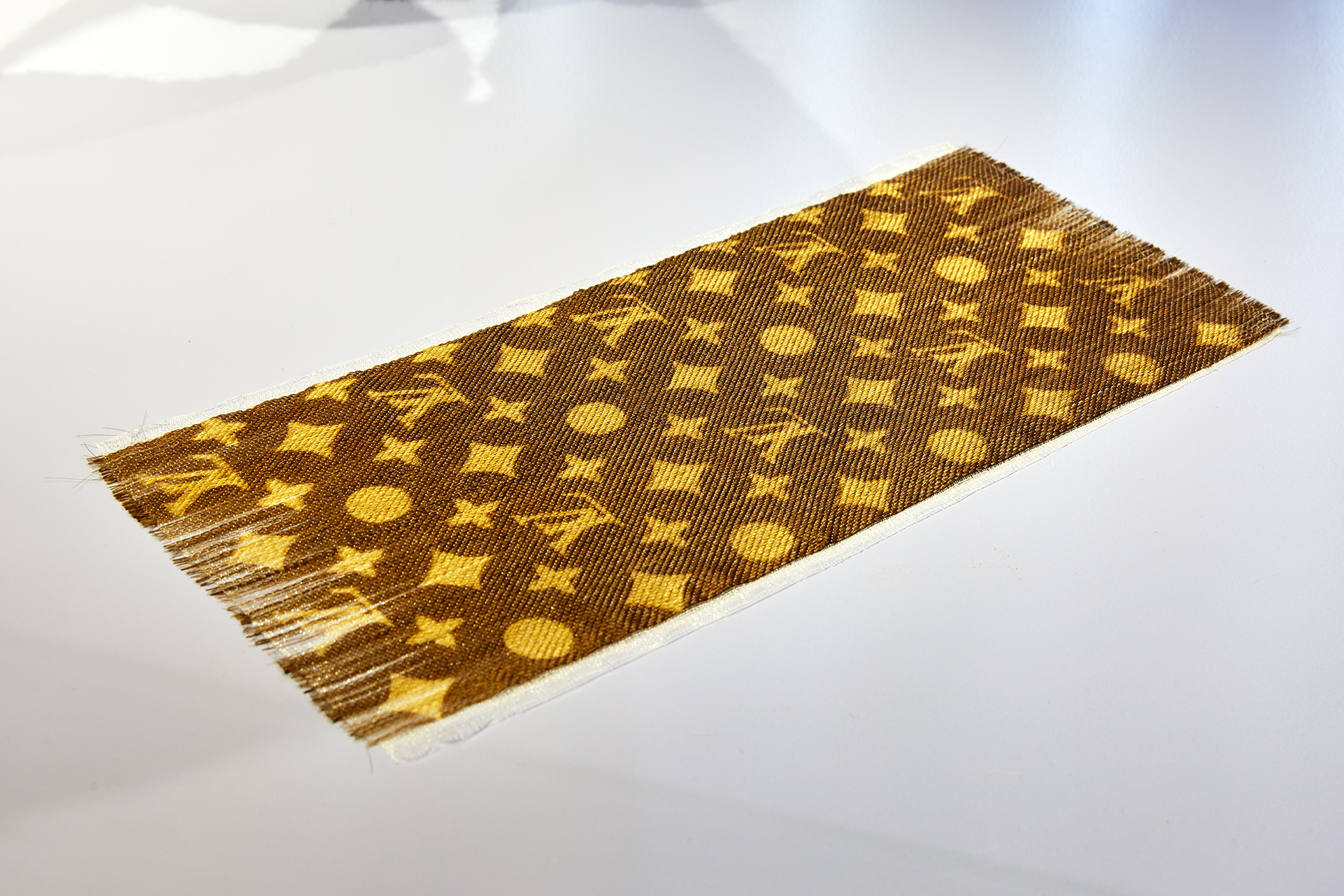 Gewoven tapijt van haargaren, met monogram van modehuis Louis Vuitton; Antonin Mongin, Frankrijk, 2018; haar, transparant nylon garen. Foto: Aad Hoogendoorn