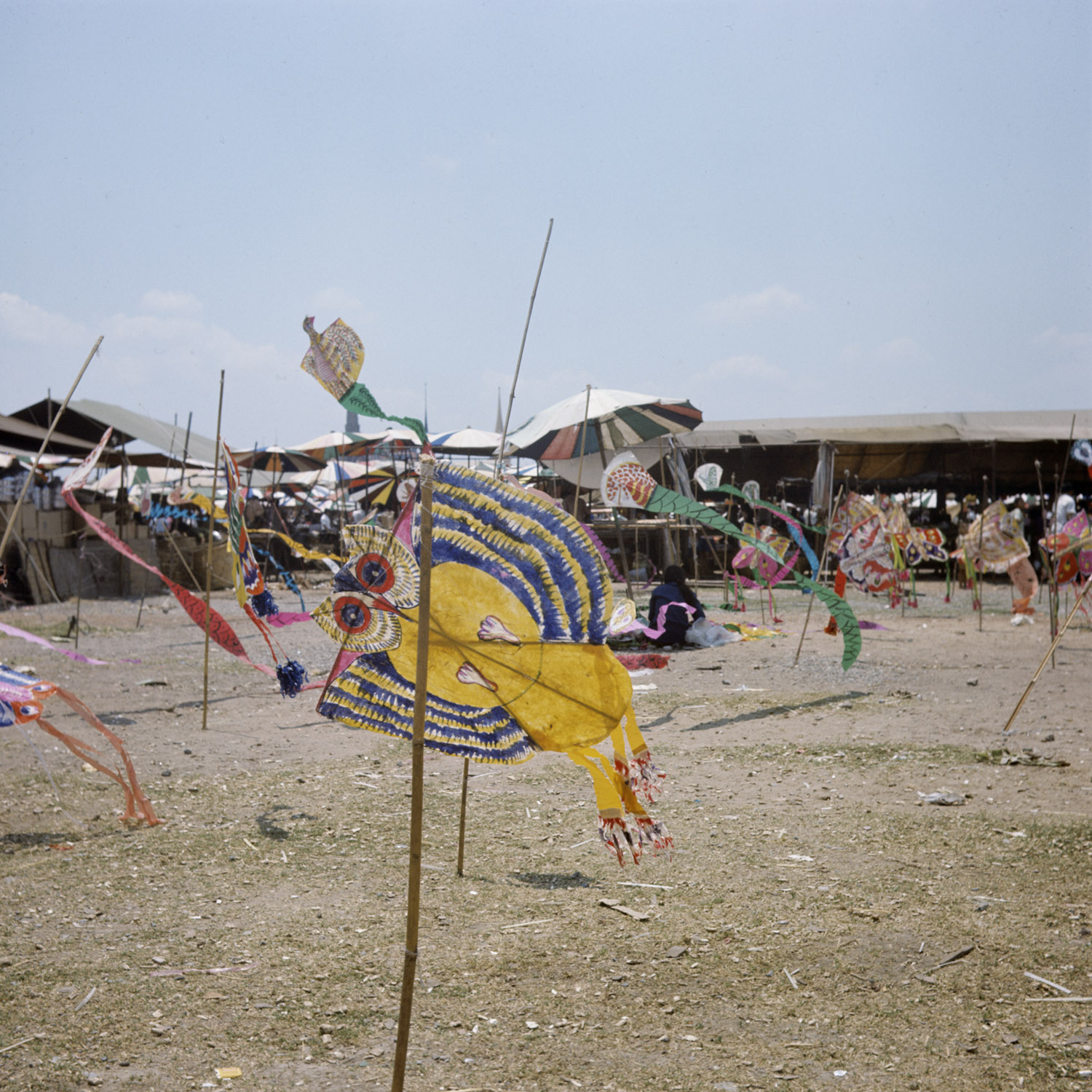 Markt waar je vliegers kunt kopen, Thailand, 1971, vermoedelijke fotograaf Frits Cowan, TM-20041999 