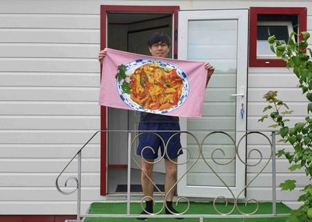 Kunstenaar Benjamin Lee met Babi Pangang vlag