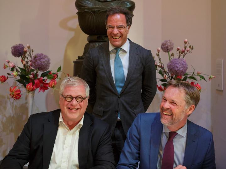 Pex Langenberg (wethouder cultuur gemeente Rotterdam), Jan Willem Sieburgh (interim directeur Wereldmuseum), en Stijn Schoonderwoerd (Directeur NMVM).